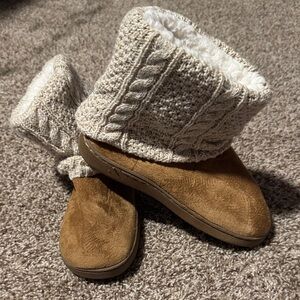 Muk Luks Cozy Sweater-top Slippers (6) - EUC!
